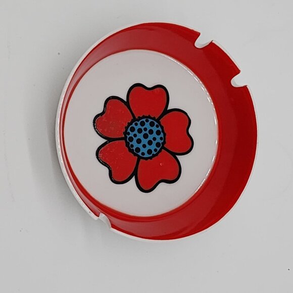 Retro Milk Glass Ashtray Red & White Poppy Floral 4.5" Diameter 1" High - Picture 5 of 9